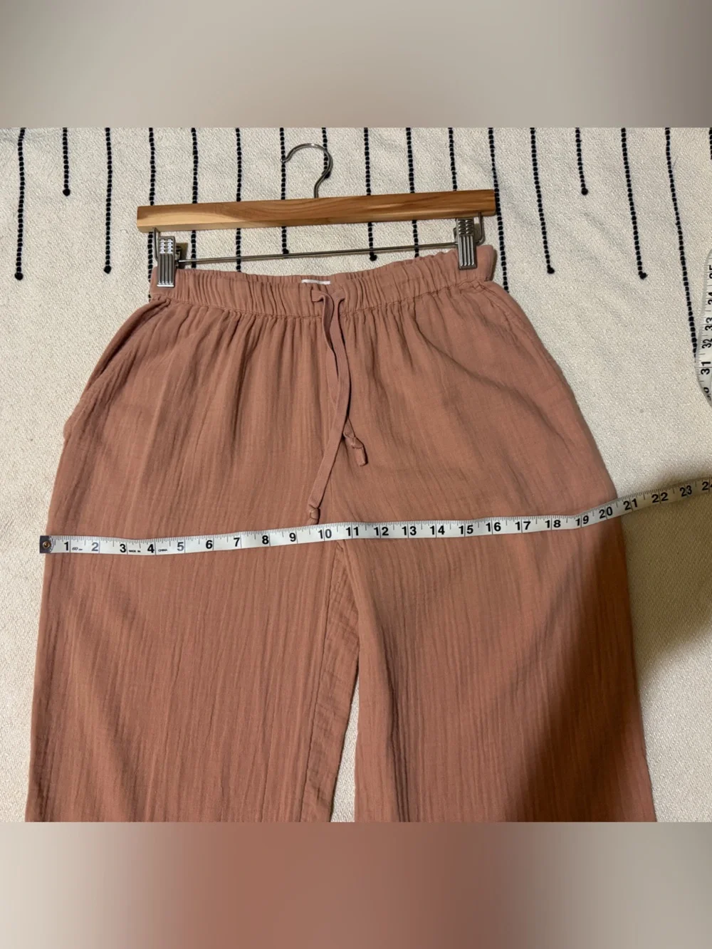 Aritzia Wide Leg Pants in Dusty Rose - Picture 5 of 10